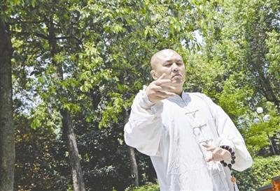 雷雷在给记者讲解太极拳要领 点击进入下一页