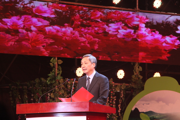 3、信阳市市长尚朝阳主持第25届信阳茶文化节开幕式。 王勇生  摄影