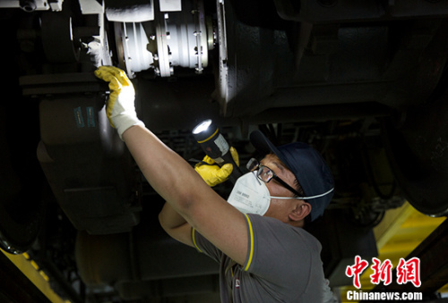 凌晨正在检修地铁的90后小伙党金贝。<a target='_blank' href='http://www.chinanews.com/' >中新网</a>记者 翟璐 摄