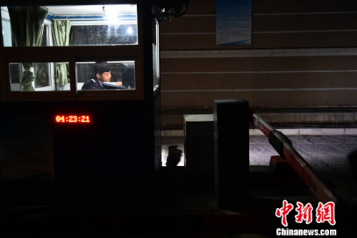 凌晨四点多正在值班的停车场收费员小闫。<a target='_blank' href='http://www.chinanews.com/' >中新网</a>记者 金硕 摄