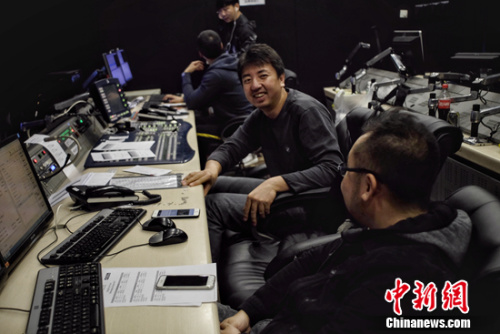 凌晨正在工作的电视台导播姚书博。<a target='_blank' href='http://www.chinanews.com/' >中新网</a>记者 李霈韵 摄