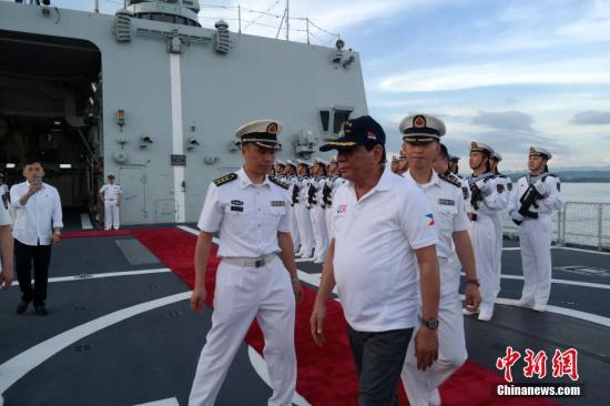 杜特尔特总统结束参观时戴着长春舰纪念帽离开。 <a target='_blank' href='http://www.chinanews.com/'>中新社</a>记者 张明 摄 点击进入下一页