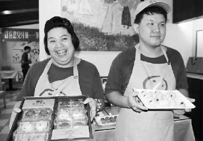 社会企业的存在，旨在在公益组织和政府福利之外，以企业的运营模式解决社会问题。图为台湾社会企业“喜憨儿”的残障员工推销自己的产品。