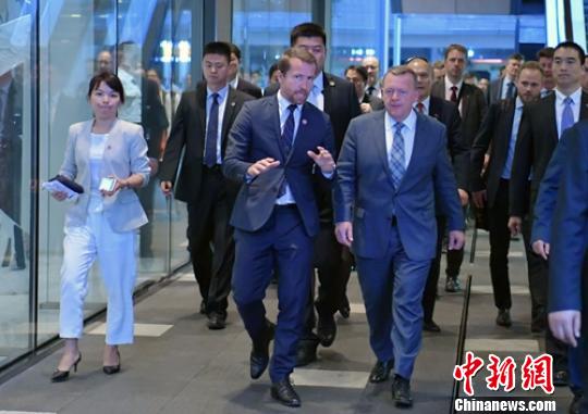 丹麦首相拉斯穆森夜逛成都春熙路太古里。　刘忠俊 摄