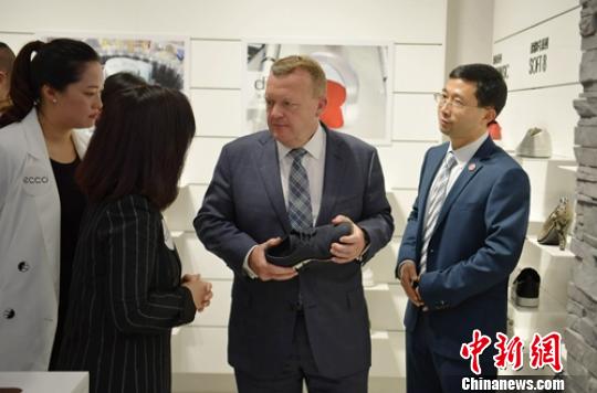 丹麦首相拉斯穆森在成都太古里丹麦零售品牌店了解情况?！×踔铱?摄