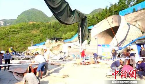 图为救援现场视频截图。　张伟 摄