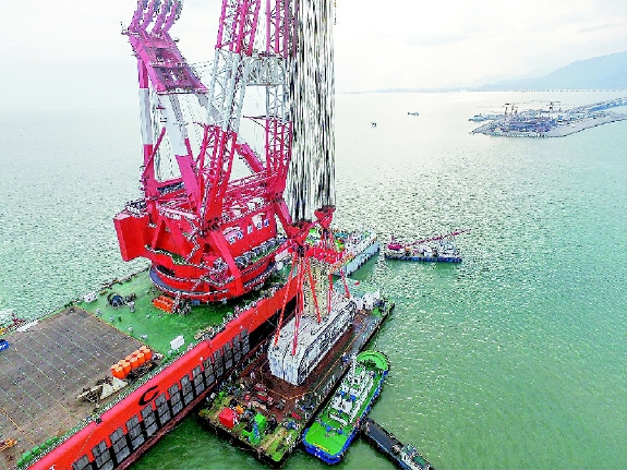5月2日，“振华30”起重船吊起重约6000吨的最终接头，准备放到预定位置。  新华社记者  刘大伟  摄