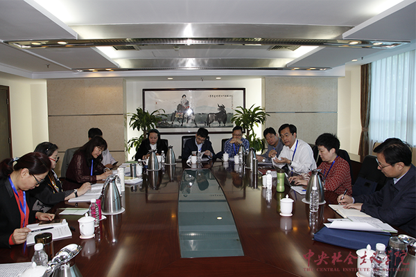 第22期无党派人士理论研究班学员分组讨论