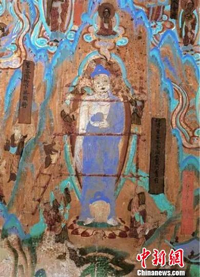 图为莫高窟72窟壁画工匠安装佛头(五代)。敦煌研究院供图 摄