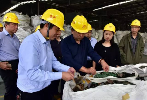 图为中央环保督查组在企业检查。   <a target='_blank' href='http://www.chinanews.com/'>中新社</a>发 章轲 摄 点击进入下一页