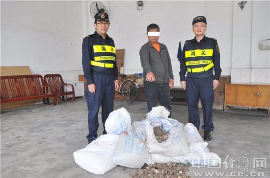 图为深圳文锦渡海关关员查获的走私琥珀原石案件。魏百臻摄