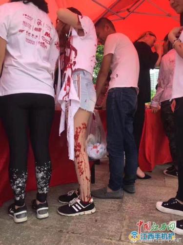 南昌天虹商场组织大学生参加体验化妆活动。 点击进入下一页