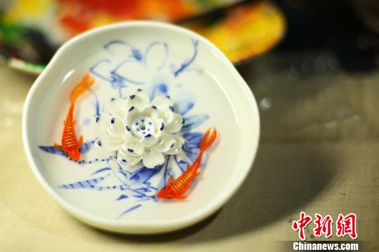 广西95后大学生用“琥珀”画描绘壮乡欲推向东盟