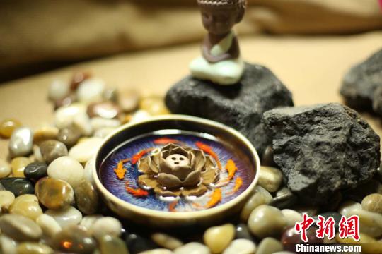 图为广西95后大学生创作的琥珀画 刘朝阳 摄 图为广西95后大学生创作的琥珀画 刘朝阳 摄