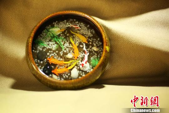 图为广西95后大学生创作的琥珀画 刘朝阳 摄 图为广西95后大学生创作的琥珀画 刘朝阳 摄