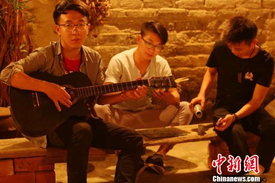 图为开设琥珀画工作室的三名广西艺术学院油画专业大三学生廖世绍、何家鹏、童钊?！×醭?摄