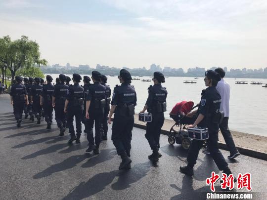 西湖女子巡逻队正在巡逻 方堃 摄 西湖女子巡逻队正在巡逻 方堃 摄