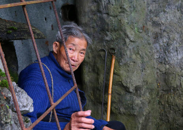 孤寡老人花26万为修墓4 孤寡老人花26万为修墓4