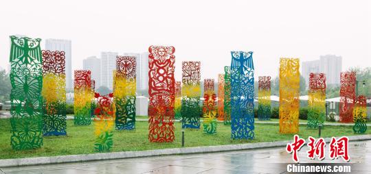 任戎的钢雕作品《四季彩虹》。　马海燕 摄