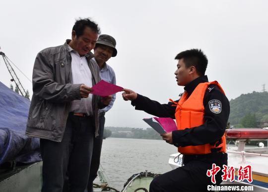 血染警衣誓不悔记一名“85后”基层民警的风雨从警路