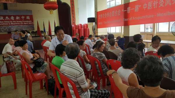 世界针联中医针灸专家团在毛里求斯华人仁和会馆为当地侨胞进行义诊 (2) 世界针联中医针灸专家团在毛里求斯华人仁和会馆为当地侨胞进行义诊 (2)