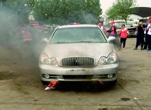 北京90余辆大巴私家车烧成空壳：杨絮遇明火轰燃