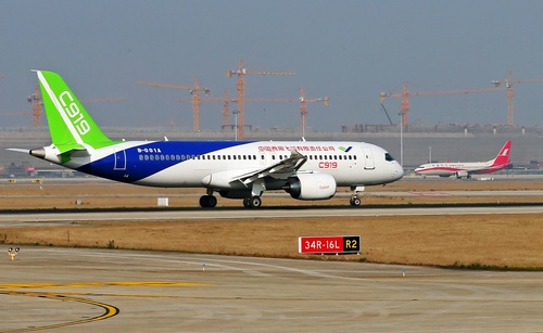 C919在浦东国际机场跑道滑行测试。
