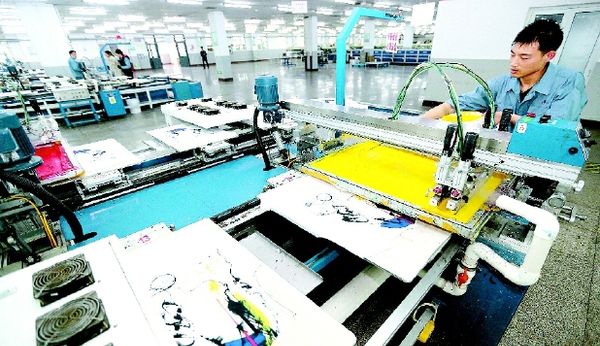 4月27日，华信印花有限公司印花工林佳宇在机台上添加染料。林佳宇1986年出生，2006年职业中专毕业后来到企业做了一名印花工，4个人的小组中他是组长，这个印花小组连续多年被评为企业的“优秀班组”。    山东省即墨市是中国纺织工业联合会授予的“中国针织名城”和“中国童装名城”，规模以上企业达200余家，形成了纺织、染整、成衣、印绣花、包装、设计、研发的全功能服装服饰产业链，从业人员5万余人。在纺织服装产业迅猛发展的带动下，当地涌现出一批获得全国五一劳动奖章、全国技术能手和各级劳动模范的“能工巧匠”。  新华社发