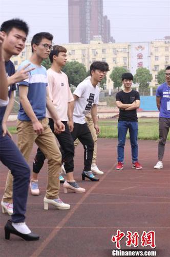 男生们穿高跟鞋准备起跑 吴楠馨 摄 男生们穿高跟鞋准备起跑 吴楠馨 摄