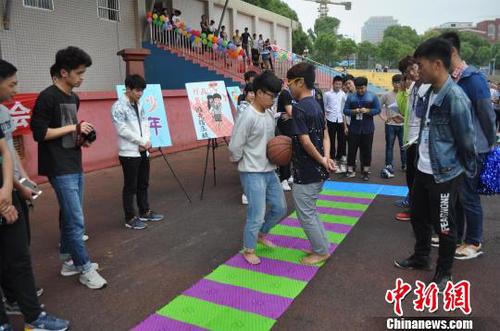 “带球”游走指压板项目旨在让学生体味孕妈妈的不易 吴楠馨 摄 “带球”游走指压板项目旨在让学生体味孕妈妈的不易 吴楠馨 摄