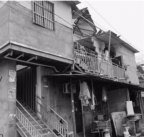 大妈用打火机点煤气灶 一声巨响后三面墙都飞了