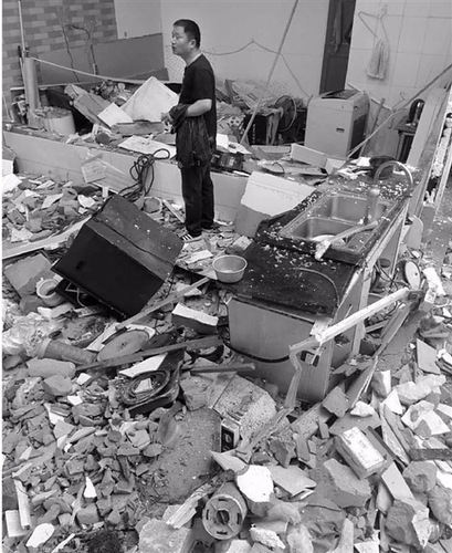 大妈用打火机点煤气灶 一声巨响后三面墙都飞了