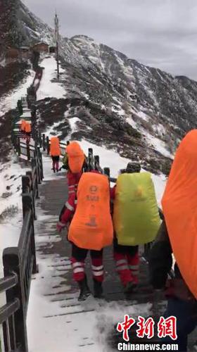 图为救援队开展救援?！∩挛魇锕饩仍庸┩?摄