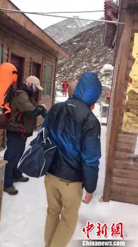 图为救援队开展救援?！∩挛魇锕饩仍庸┩?摄