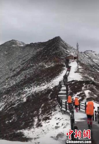 图为救援队开展救援。　陕西曙光救援队供图 摄