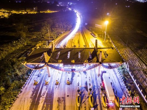 图为2015年12月31日深夜航拍的广西柳州市沙塘收费站。 黄威铭 摄