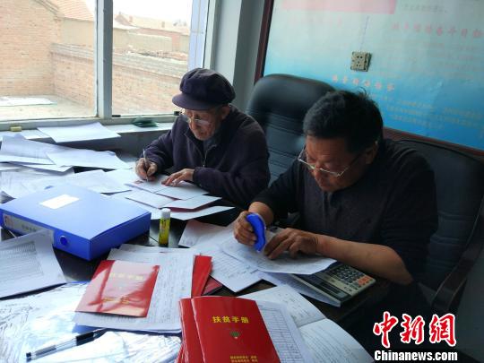 村干部多是60岁以上的老人，他们在忙碌着基层扶贫工作 陈溯 摄
