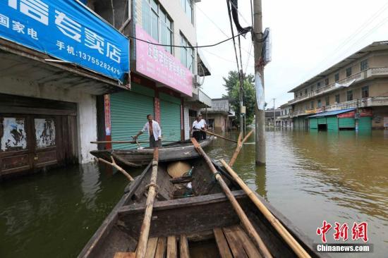 资料图：2016年7月14日，江西省都昌县汪墩乡排门村、秤钩湾村遭受洪涝灾害，村民靠船只出行。杨帆 摄