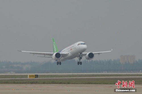 资料图：国产大飞机C919成功起飞。王脊梁 摄