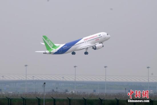 图为C919起飞升空。 <a target='_blank' href='http://www.chinanews.com/'>中新社</a>记者 孙自法 摄 点击进入下一页