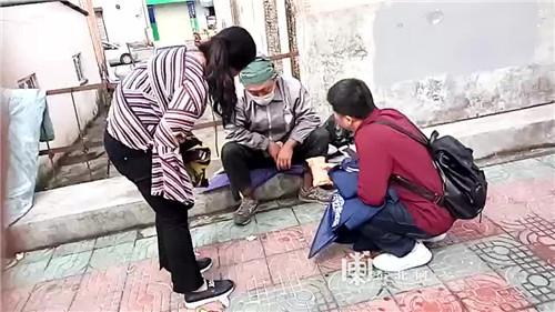 昔日童星遭家庭变故街头流浪志愿者将其送回老家