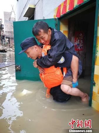 武警驻花都部队出动官兵和冲锋舟奔赴花都区花东、花山镇抢险救灾 汤小玲 摄