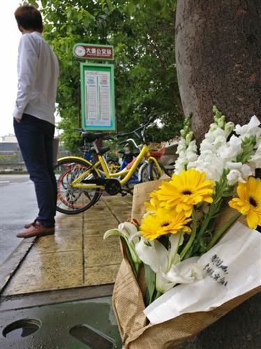 女子穿高跟追公交被碾压身亡?尸检证实穿平底鞋