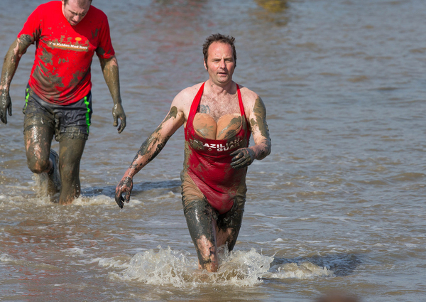 英国上演滚泥巴大赛 英国上演滚泥巴大赛