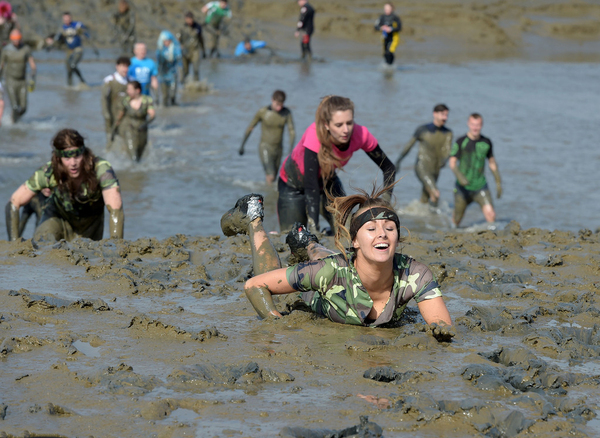 英国上演滚泥巴大赛2 英国上演滚泥巴大赛2