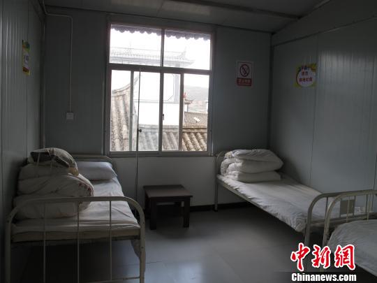 中国贫困村卫生所：村医“半医半农”年龄最大78岁