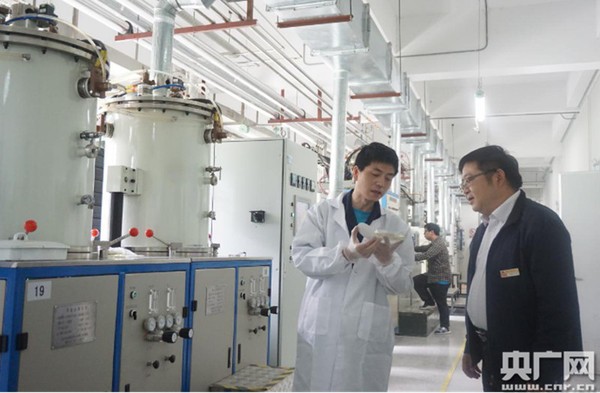 刘劲松在查看实验室设备。