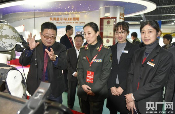 刘劲松为航天员王亚平介绍最新科研成果。翟光剑/摄