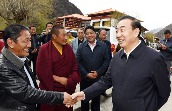 4月27日，旦科在拉如寺寺调研，看望慰问寺庙僧人和驻寺干部