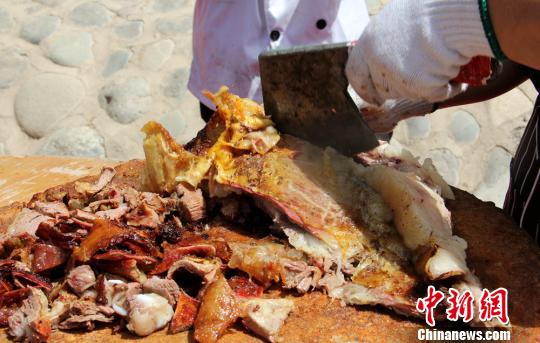 牛肉被厨师分割成大块，再用手斧剁成小块，分装到小盘中。　史玉江　摄